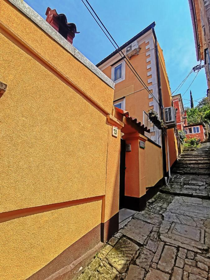 Lara With Affordable Parking Apartment